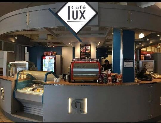 Devanture du Café Lux dans les Galeries de Granby.