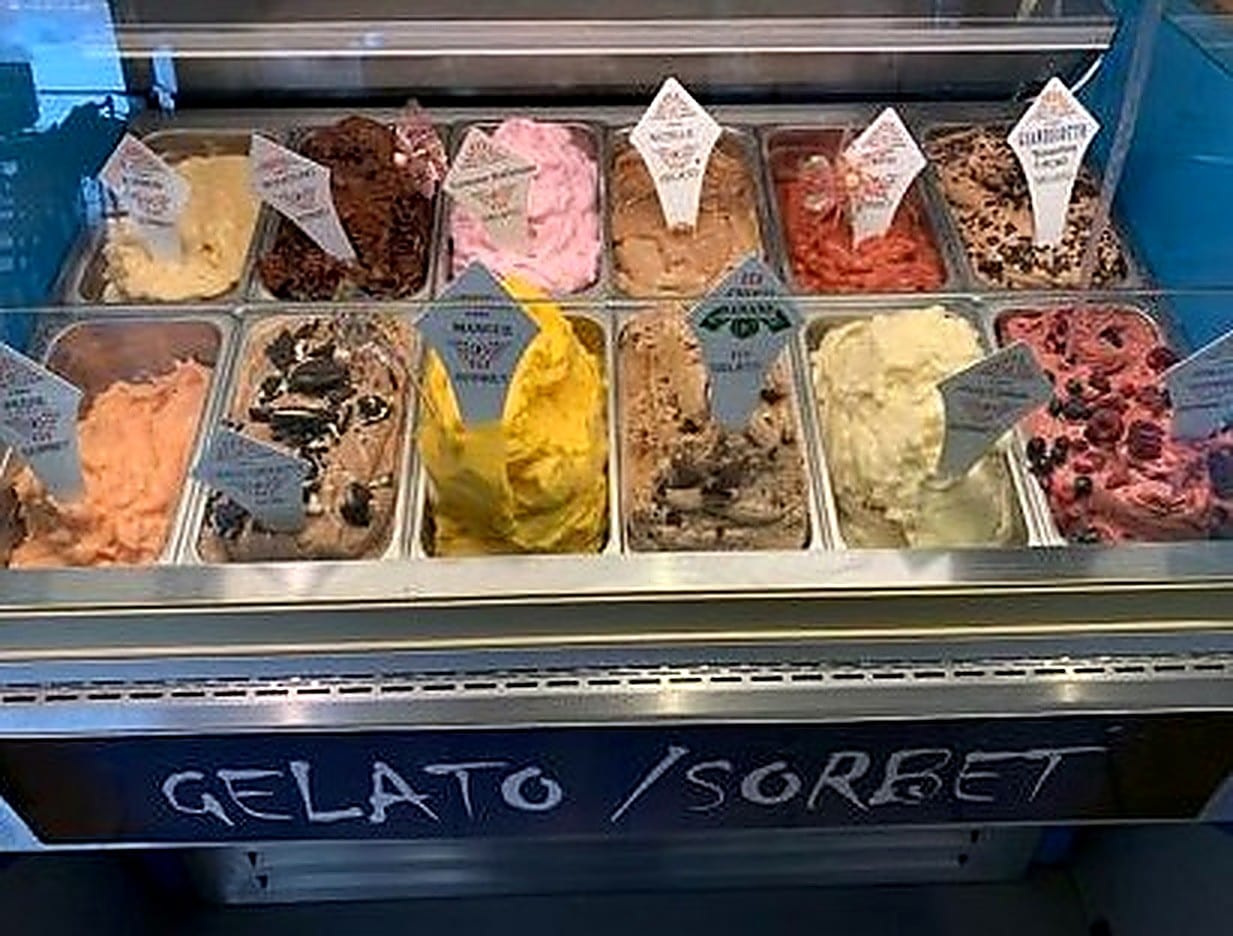 Vitrine de gelato du Café Lux.
