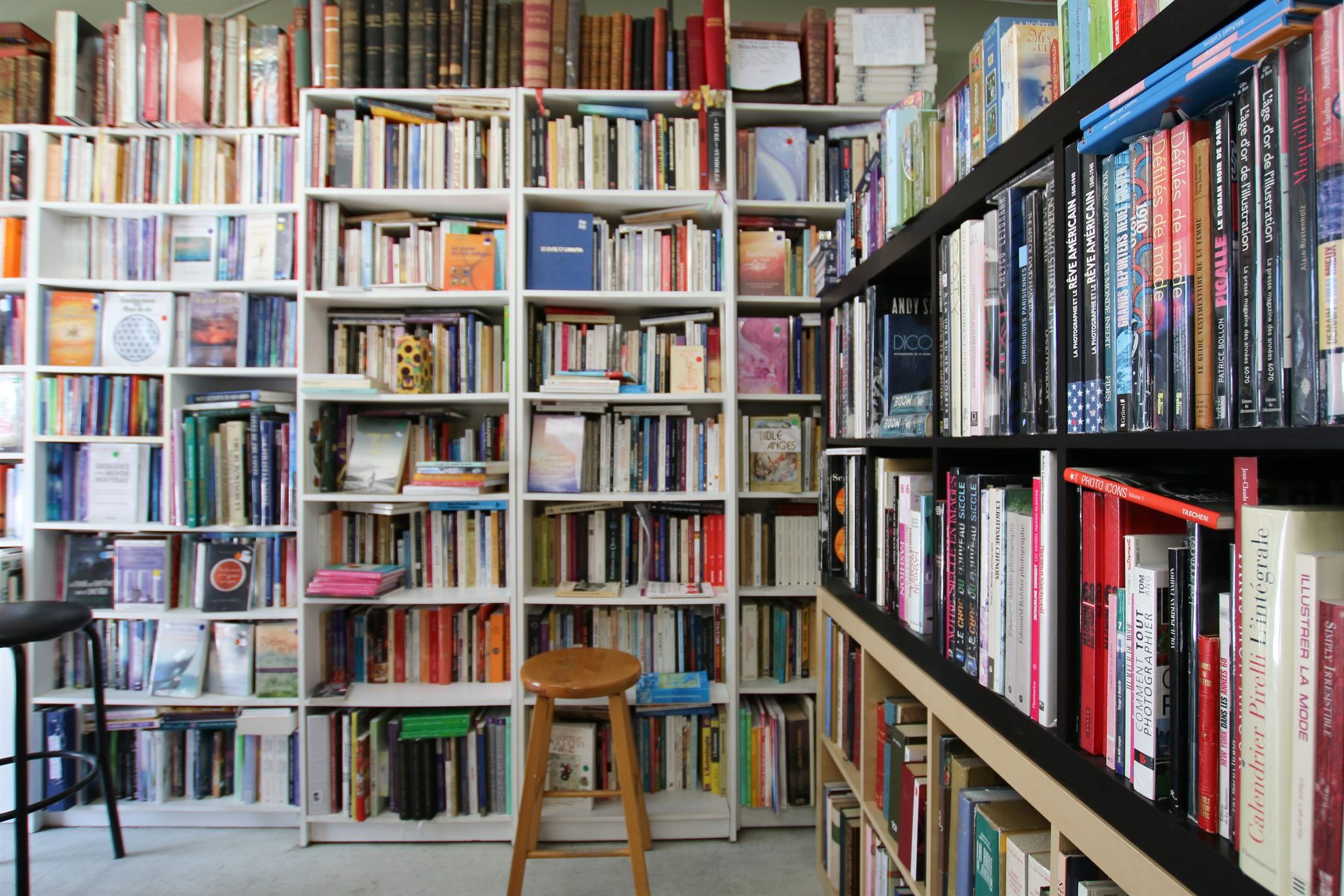 Rayonnages remplis de livres à l’intérieur de Librairie Icitte.